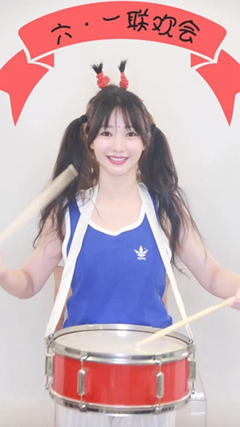 柳岩双马尾扮嫩打鼓庆六一 欢唱童谣放飞自我