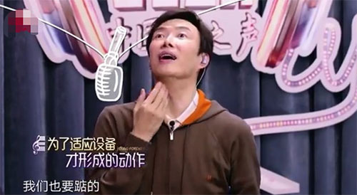 为何总头仰45度演唱?费玉清解释:为了适应设备