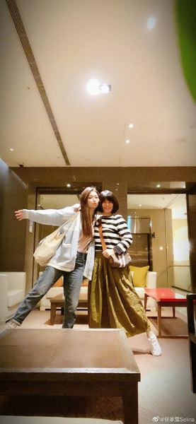 Selina与妈妈约会 母女俩颜值高似姐妹淘