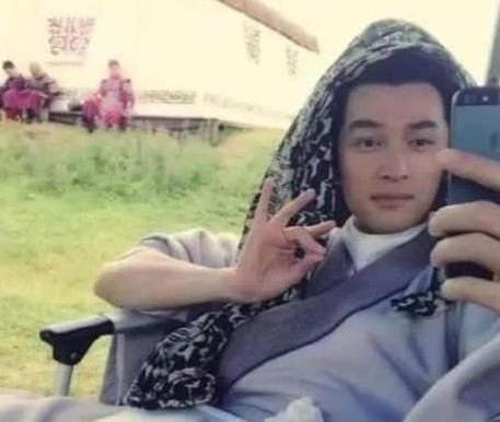 明星片场休息:蒋欣玩道具胡歌姿势搞笑