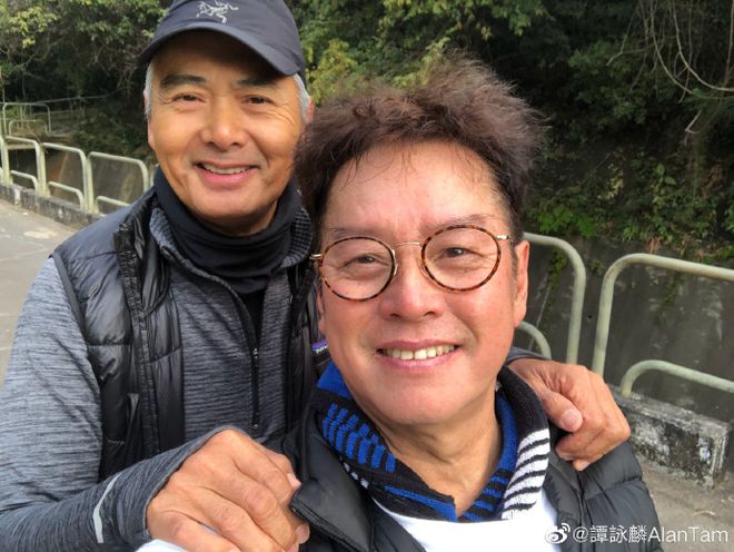 谭咏麟与周润发相约一起爬山 轻松登顶留影