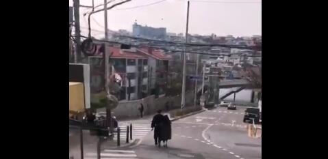 金泰熙夫妇甜蜜逛街视频曝光,全黑造型超级低调