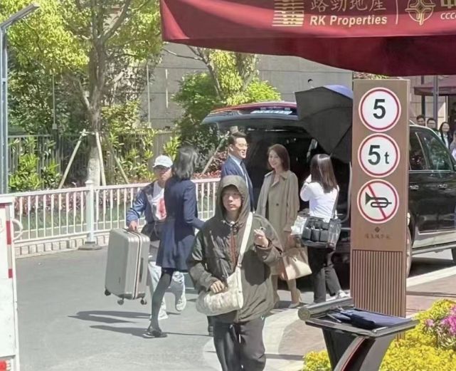 网友偶遇高圆圆拍新戏 女神风衣西装上身十足帅气