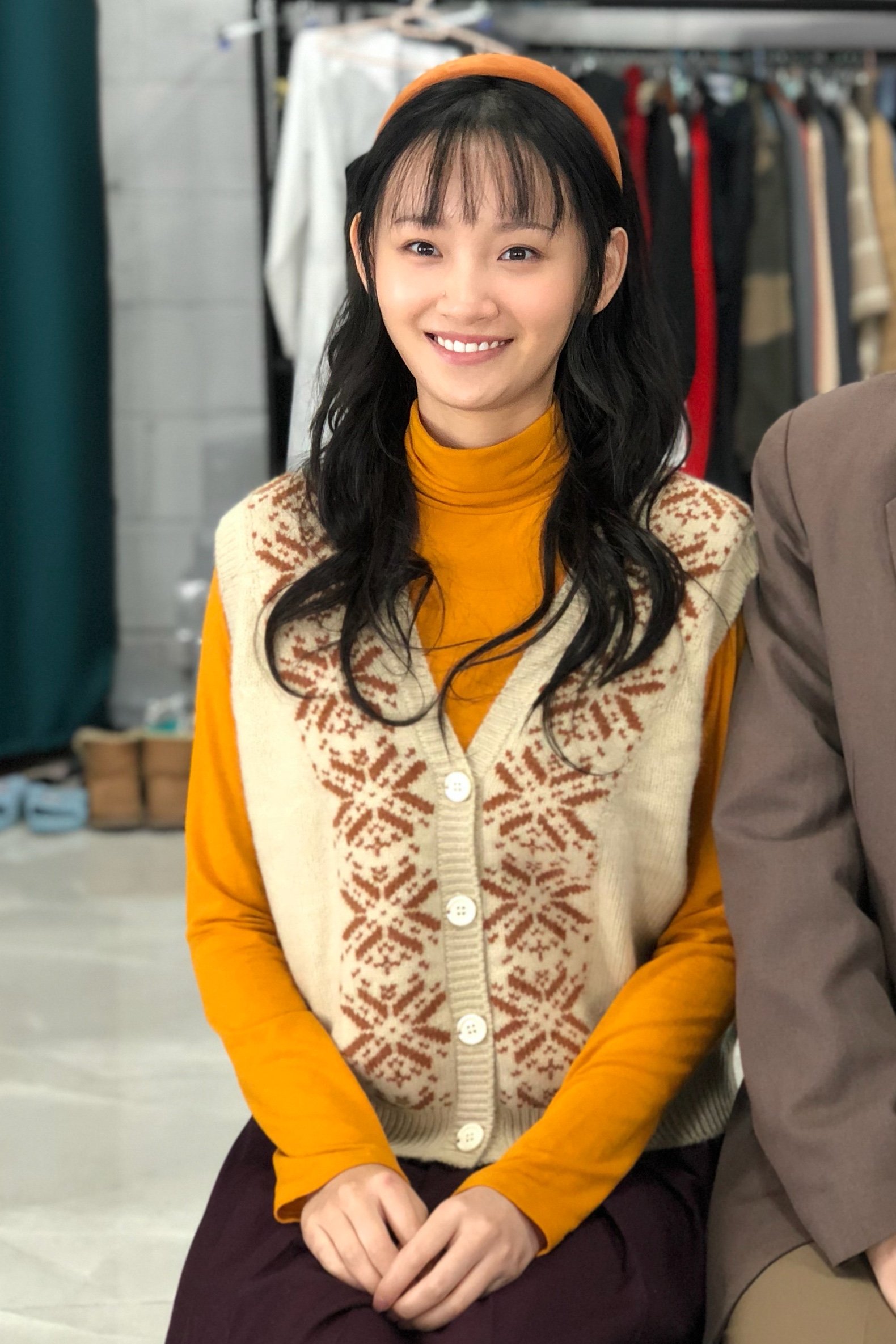 《关于我妈的一切》热映中,饰青年季佩珍的演员梁宝羚神似年轻时的徐帆