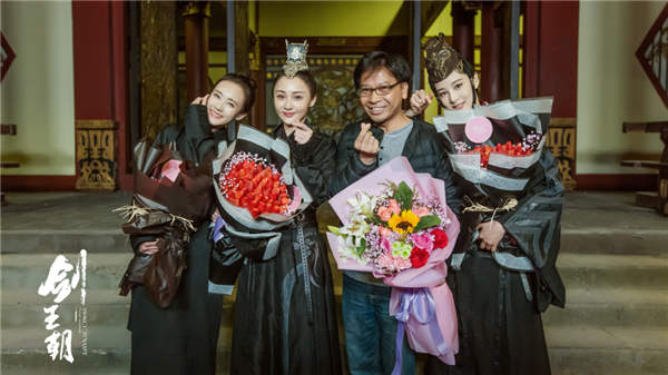 《剑王朝》剧组杀青 赵圆瑗愚人节发微博让网友猜不透