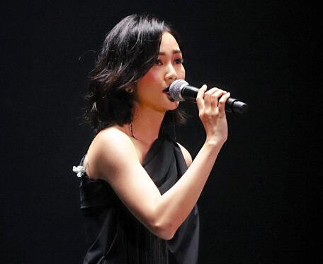 谢安琪风云榜颁奖礼遇耳机失灵 要靠读唇读对手拍子