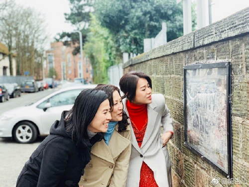 胡杏儿宣萱陈慧珊同框 英国街头摆pose凹造型