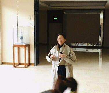 60岁倪萍现身中传做讲座 笑容和蔼举止优雅从容