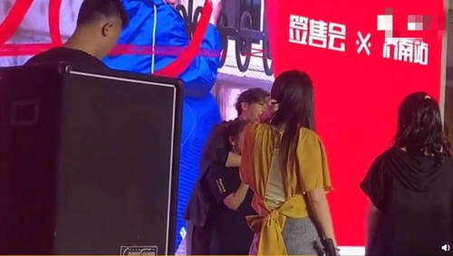 签售会被女粉飞扑拥抱 炎亚纶暖心笑容秒接住