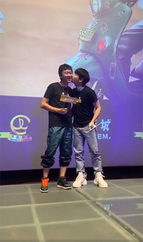 彭昱畅否认片场被欺负 亲吻导演力证兄弟情