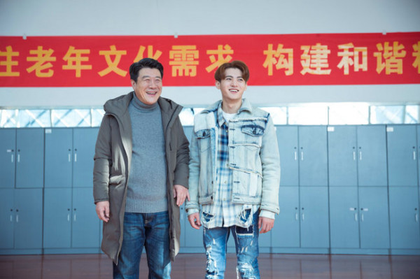 《我和我的儿女们》正在热播中 周骏超饰演叛逆网红主播