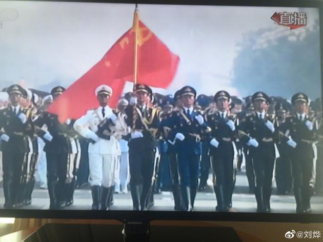 刘烨看大阅兵:威武!雄壮!祝祖国生日快乐!