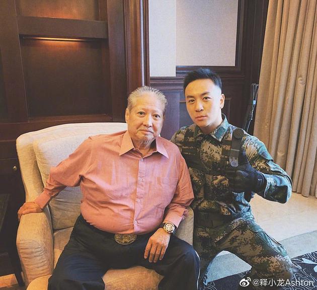 释小龙与洪金宝合影 寸头迷彩服造型硬气十足