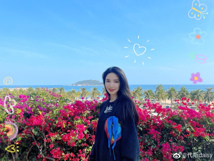 女星代斯元宵节晒美照 肤白貌美秀发飘飘
