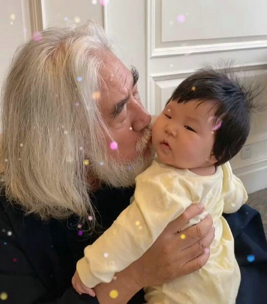 父爱满满!70岁张纪中怀抱女儿 亲亲抱抱眼神温柔