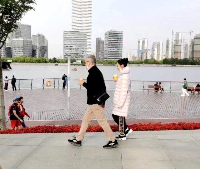 郎朗娇妻吉娜与父亲散步被拍,身穿羽绒服包裹严实