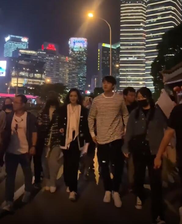 粉丝晒杨幂许凯拍《爱的二八定律》现场 剧本挡脸显娇羞