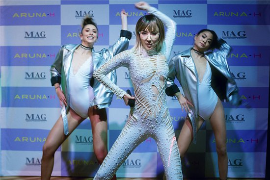 韩阿筎那签约美著名公司MAG “排骨装”裹身造型惊艳