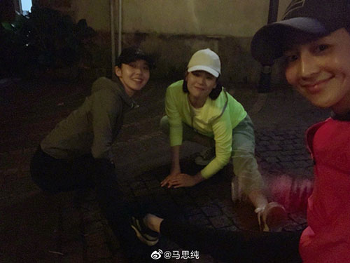马思纯晒夜跑搞怪合影 与张钧甯张佳宁很亲密