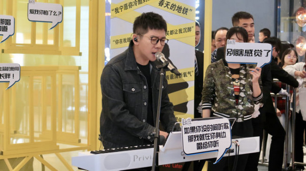 胡海泉亮相活动,现场演绎“唱歌给你听”