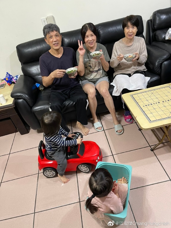 江宏杰元宵节晒家庭合影 孩子丈母娘现身不见福原爱