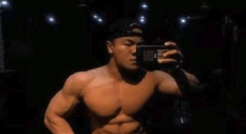 全球分鹏+1!健身教练撞脸岳云鹏 大秀8块腹肌
