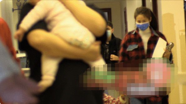 母爱爆棚!颖儿独自带女儿看病 一手牵娃一手办手续