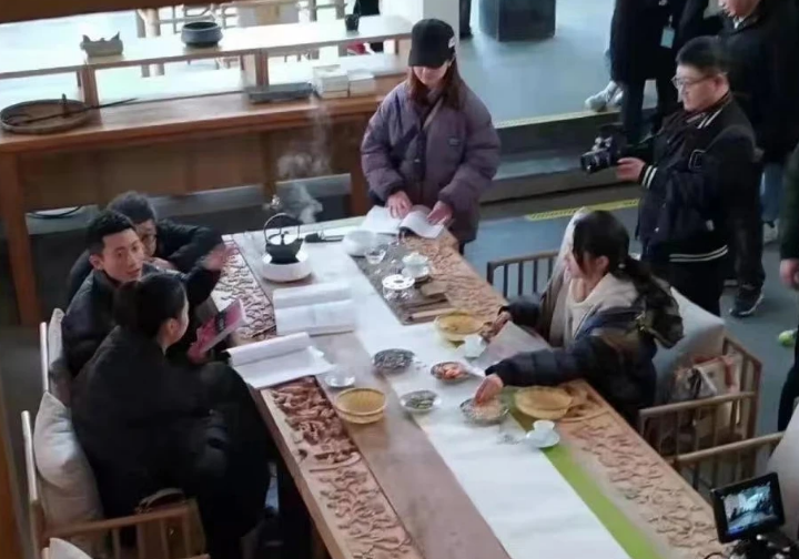 关晓彤张一山新戏路透曝光 二人棉袄加身对戏