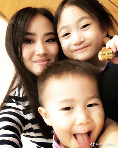 李安琪晒与儿女亲昵自拍 奥莉与弟弟如复制粘贴