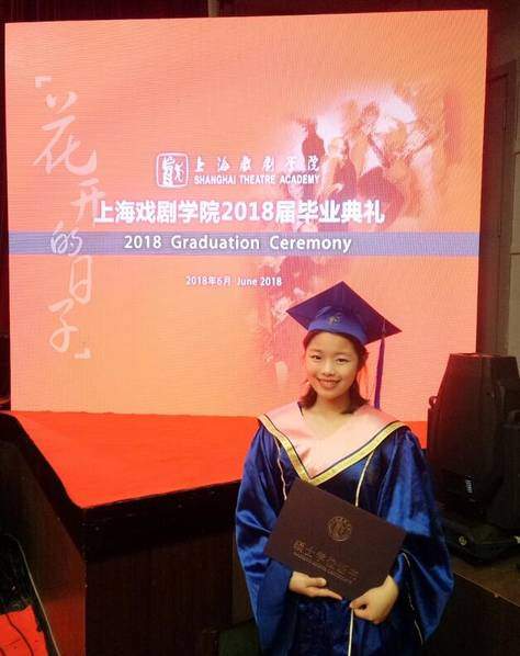“莫小贝”王莎莎上戏硕士毕业 手捧证书甜笑大方自信