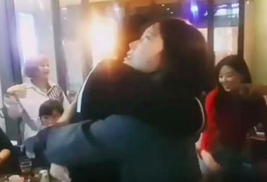 《江南美人》杀青宴林秀香感动落泪车银优送抱抱