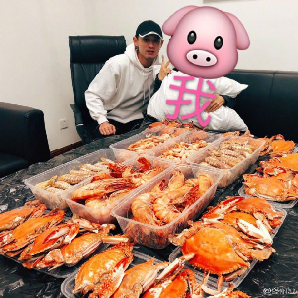 张继科带一桌海鲜探班佟丽娅 丫丫:“真hao”