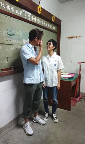 校园情侣!陈柏霖桂纶镁穿校服牵手合影好有爱