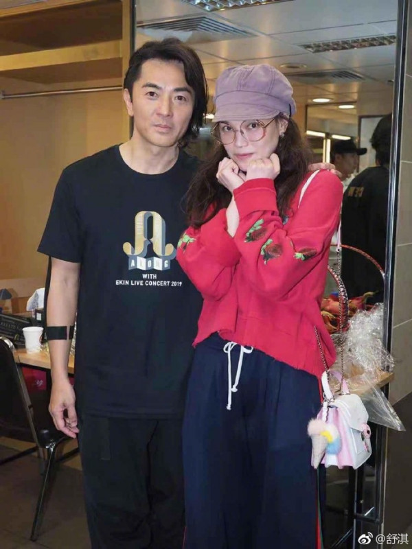 众星现身郑伊健演唱会 舒淇娇羞捂脸与浩南哥合照
